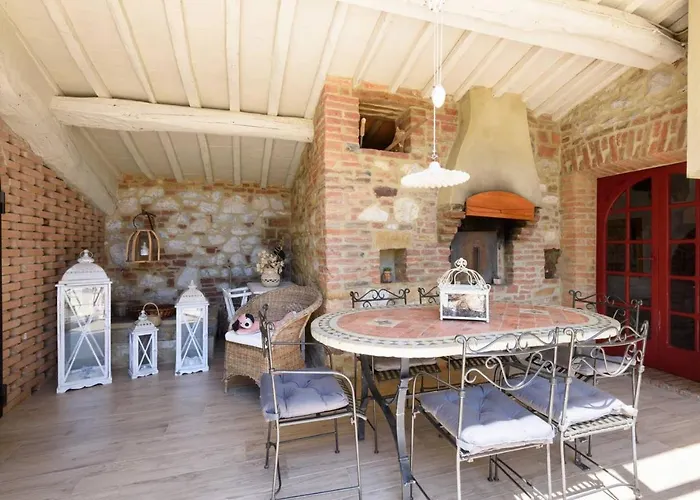 Vakantiehuis Charming House In + Pool